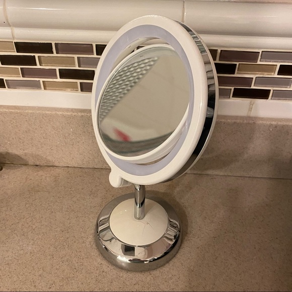 White & Silver Portable LED Makeup Mirror - Picture 6 of 11